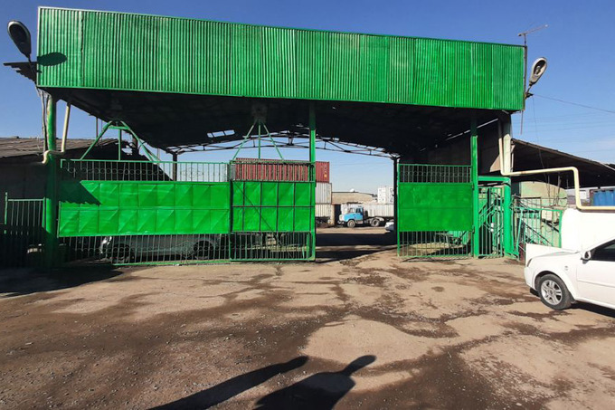 На окраине Ташкента выставили на аукцион бывшую автобазу