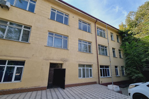 На торги выставили здание военторга в районе Мирабадского рынка