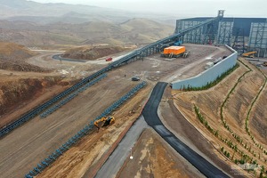 Prezident Yoshlik-1 koni negizida qurilayotgan 3-mis boyitish fabrikasini ko‘zdan kechirdi