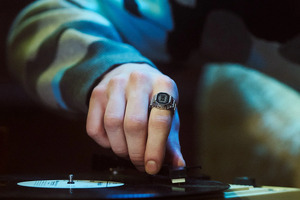 Yaponiyada soat shaklidagi uzuk taqdim qilindi