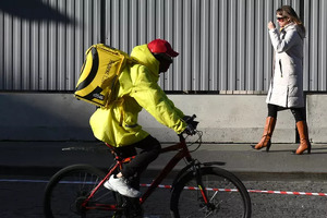 Sankt-Peterburgda migrantlarga kuryerlik qilish taqiqlandi