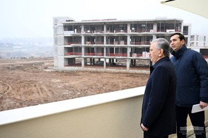Ko‘p qavatli uy, akvapark hamda avtoturargoh — prezident Chorvoq darvozasi turistik majmuasi qurilishi bilan tanishdi