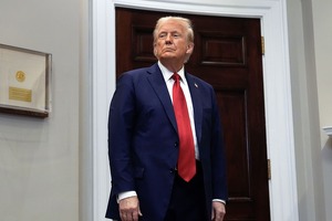 Трамп объявил о введении пошлины в 100% на все товары из Китая