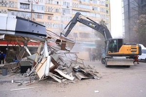 Хокимият демонтировал незаконные постройки рядом с Вестминстерским университетом