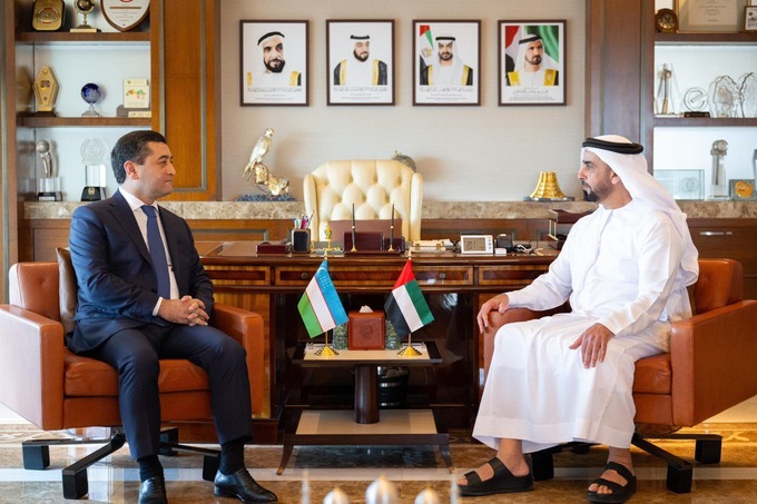 BAA bosh vaziri o'rinbosari va ichki ishlar vaziri shayx Sayf bin Zoid Ol Nahayon (o‘ngdan)