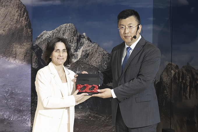 BYD передал Оксане Чусовитиной гибридный кроссовер и объявил о партнерстве