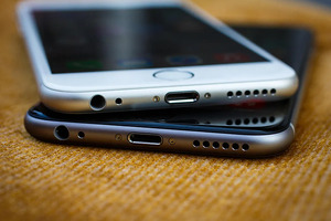 Quloqchin porti mavjud bo‘lgan so‘nggi iPhone modeli eskirgan deb topildi