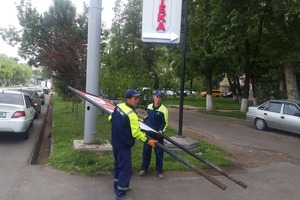 В двух районах Ташкента провели рейды по незаконным рекламным конструкциям