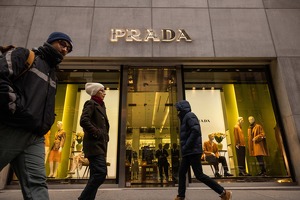 Prada покупает модный дом Versace за $1,37 млрд