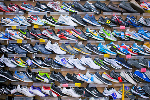 Nike, Adidas, Puma va boshqa poyabzal kompaniyalari Trampdan import bojlarini bekor qilishni so‘radi