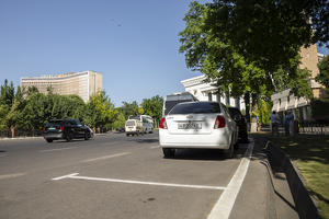 Перед зданиями госорганов уберут часть знаков, запрещающих остановку — Мирзиёев