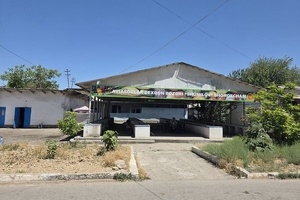 В районе метро «Дустлик» на торги выставили старый крытый рынок