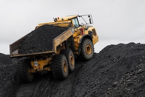 Кыргызстан ограничил экспорт угля автотранспортом на полгода