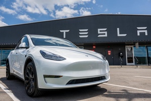 Tesla kompaniyasi reklamadagi yolg‘on uchun sudga berildi