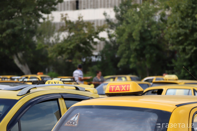 С июля агрегаторы начнут платить налоги за самозанятых таксистов и курьеров в Узбекистане