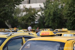 С июля агрегаторы начнут платить налоги за самозанятых таксистов и курьеров в Узбекистане