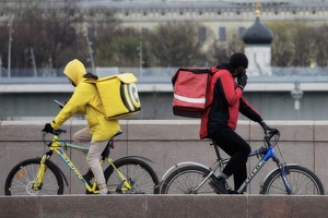 В Санкт-Петербурге запретили иностранцам работать курьерами вслед за такси