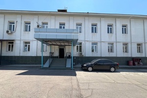 Напротив строительного рынка «Чукурсай» на продажу выставили торговый комплекс