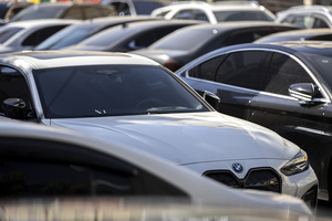 Bojxona omboridagi avtomobillarni boshqalarga o‘tkazish taqiqlanishi mumkin