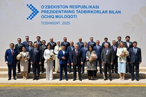 Shavkat Mirziyoyev bir guruh tadbirkorlarga mukofotlarni topshirdi. Foto