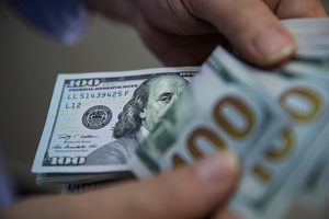 Aholi banklarga xaridga nisbatan $6,7 mlrddan ortiq valyuta sotdi
