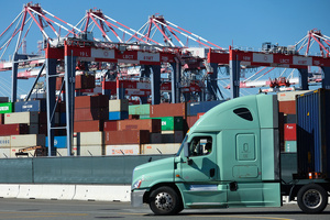 США временно прекратили выдачу рабочих виз для иностранных дальнобойщиков