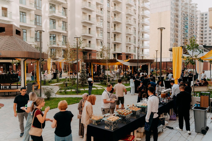 golden house, реклама