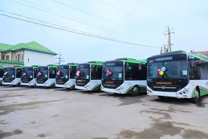 Namanganga 30 ta avtobus olib kelindi. Foto