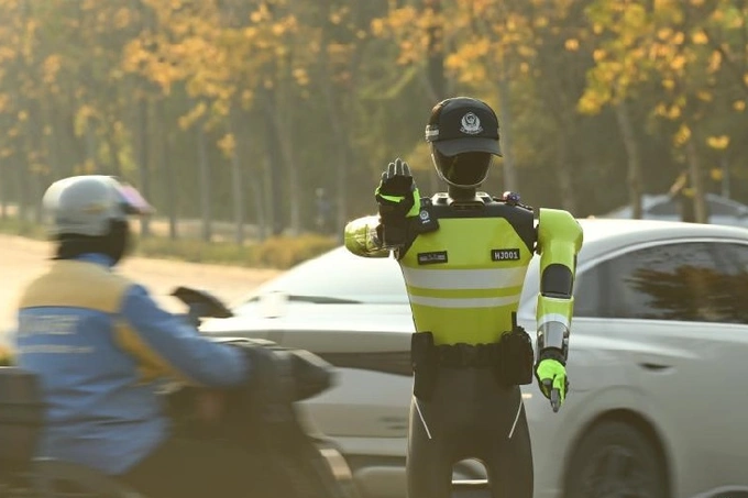 Xitoyda yo‘l harakati nazoratchilari SI robotlar bilan almashtirilmoqda