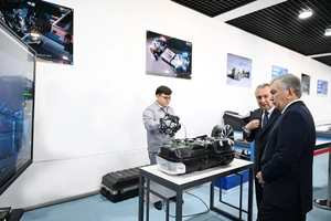 Shavkat Mirziyoyev Jizzaxdagi Avtomobilsozlik muhandislik maktabini borib ko‘rdi. Foto