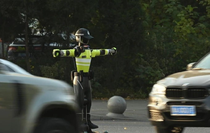 robot-politsiyachi, xitoy, yo'l harakati xavfsizligi