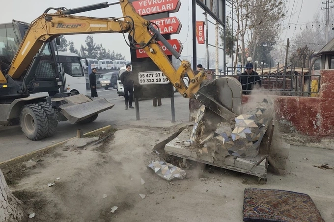 Shahrixonda ekskavator somsa tandirlarini buzib tashladi.