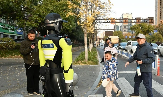 robot-politsiyachi, xitoy, yo'l harakati xavfsizligi