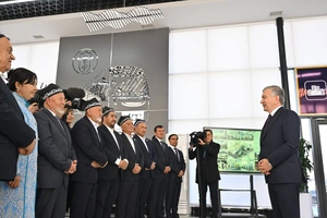 Мирзиёев пообещал построить аэропорт в Ургуте