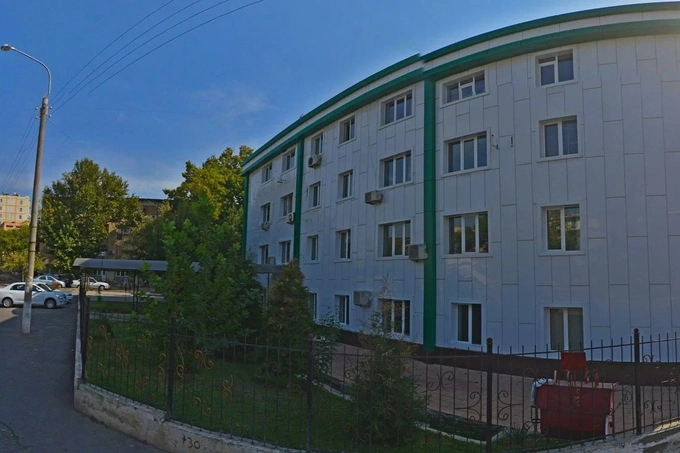 В районе метро «Буюк Ипак Йули» на торги выставили здание Центра экоэкспертизы