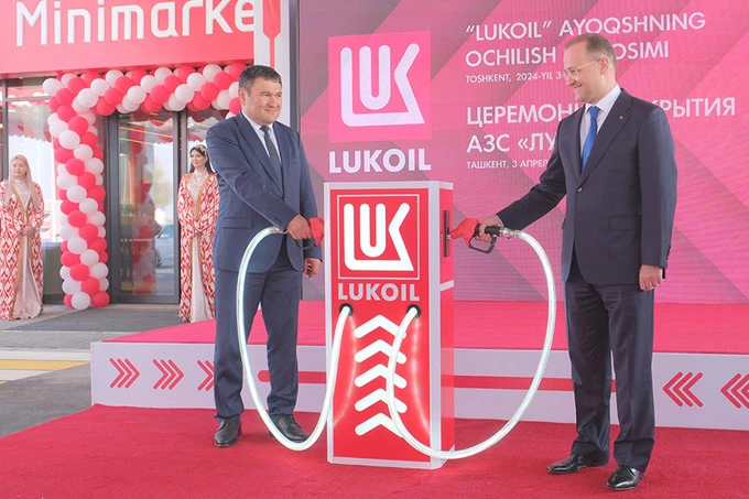 Журабек Мирзамахмудов (слева) на открытии АЗС “ЛУКОЙЛа“ весной 2024 года