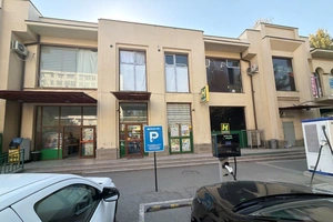 На рынке Катартал на продажу выставили двухэтажное здание