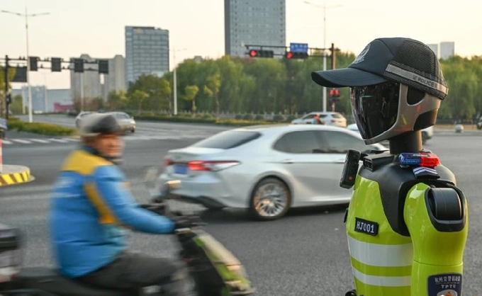 robot-politsiyachi, xitoy, yo'l harakati xavfsizligi