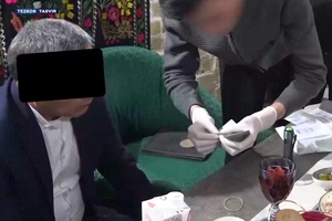 Toshkent viloyatida ikki nafar mansabdor shaxs pora bilan ushlandi