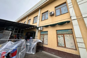 Напротив Фархадского рынка на продажу выставили торговые ряды