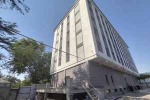 На массиве Спутник-7 за долги продают недостроенное здание гостиницы