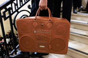 Hermès musiqa magnitofoniga o‘xshash sumka chiqardi