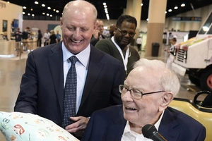 Berkshire Hathaway yangi bosh direktor Greg Abelning yillik maoshini $25 mlnga oshirdi