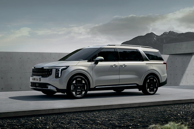 Новый Kia Carnival задает новый стандарт семейного и корпоративного транспорта