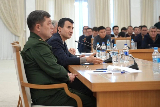 Жамшид Ходжаев (по центру)