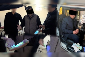 В Карши СГБ задержала двух чиновников за взятки на сумму $2000