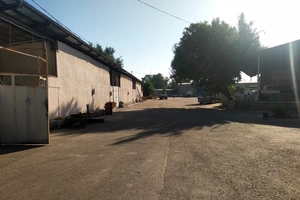 В районе рынка Куйлюк на торги выставили участок земли со складом