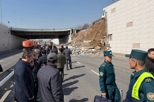 Toshkentda yo‘l o‘tkazgich devori o‘pirilib tushdi. Foto