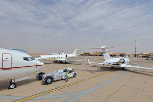 O‘ta boylar Yaqin Sharqni tark etish uchun xususiy samolyotlarga $350 minggacha to‘lamoqda