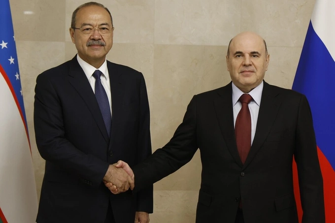 Абдулла Арипов (слева) и Михаил Мишустин